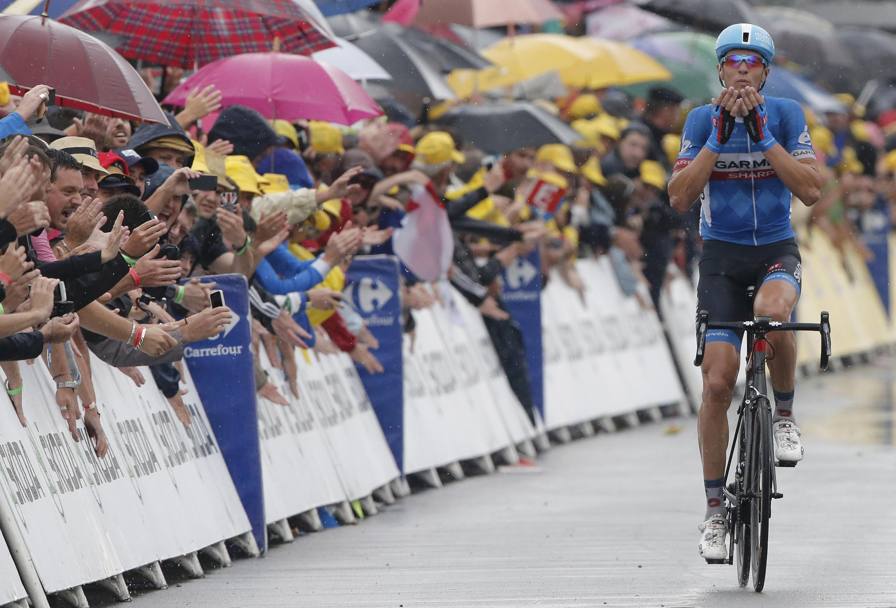 Con l&#39;azione da lontano Navardauskas va a cogliere il suo primo successo al Tour de France. Reuters 